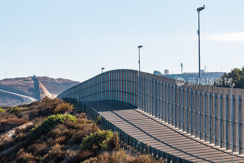 圣地亚哥/蒂华纳之间的国际边界墙部分